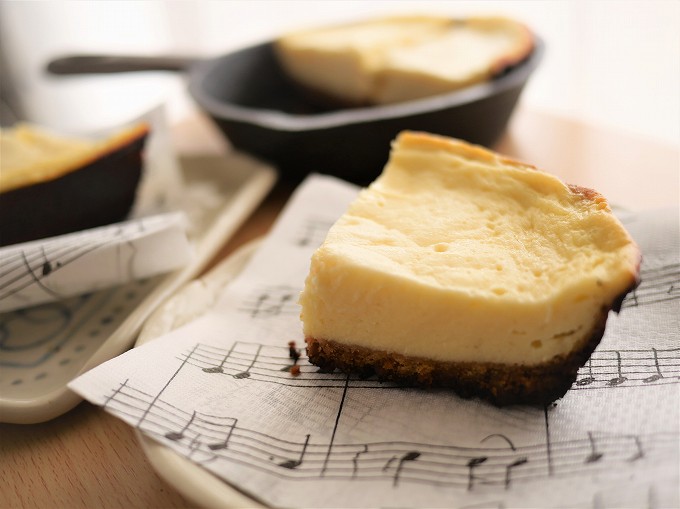 スキレット簡単レシピ ベイクド チーズケーキ風ヘルシースイーツをアウトドアでも チーズ不使用なのに濃厚です 水切りヨーグルト 北海道キャンピングカーlife