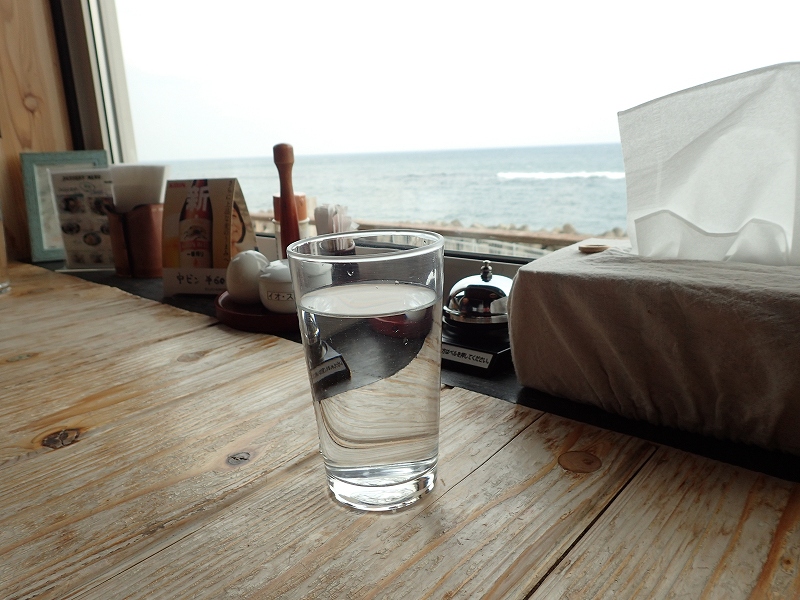 海が見えるカウンター席